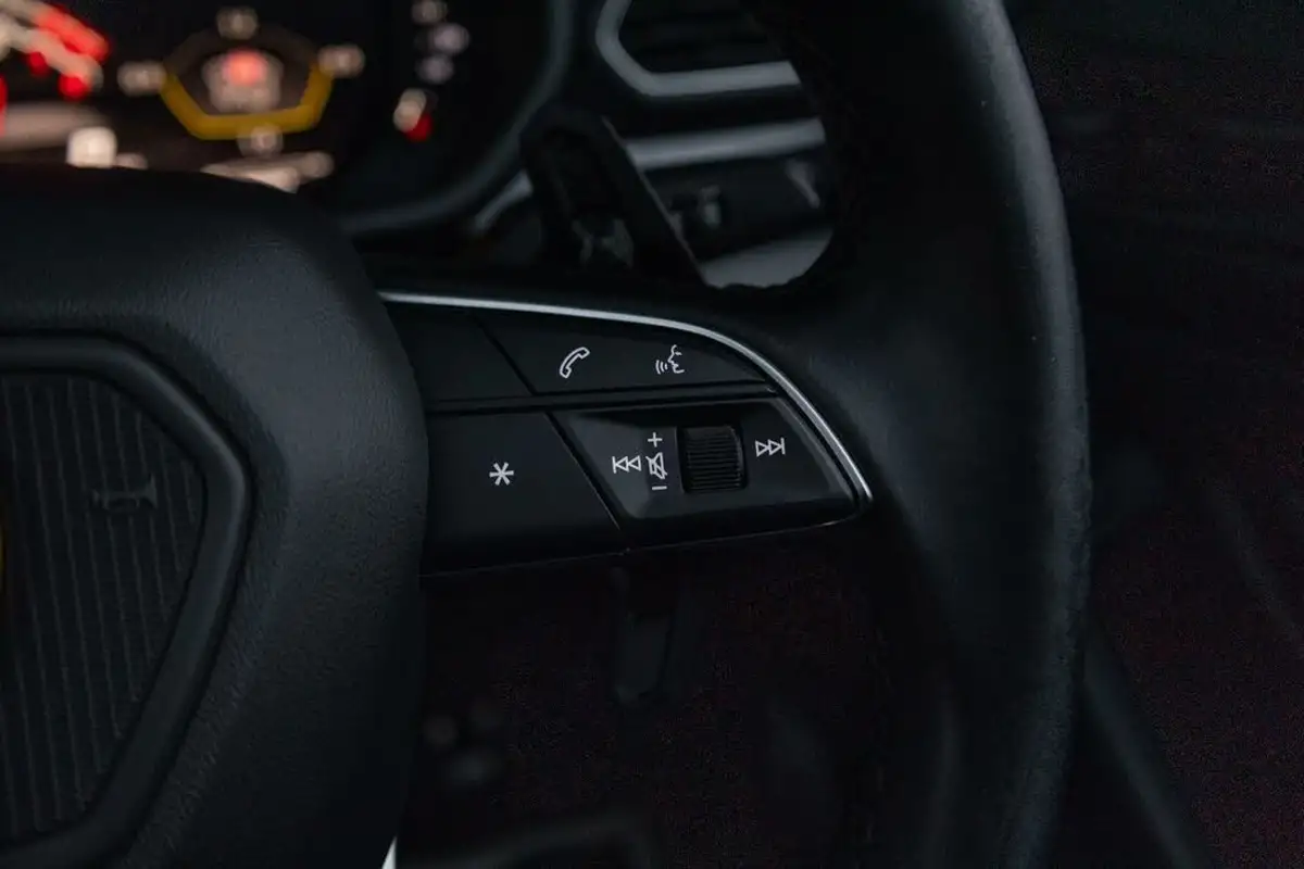 2021-lamborghini-urus-40-no-trim-big-25