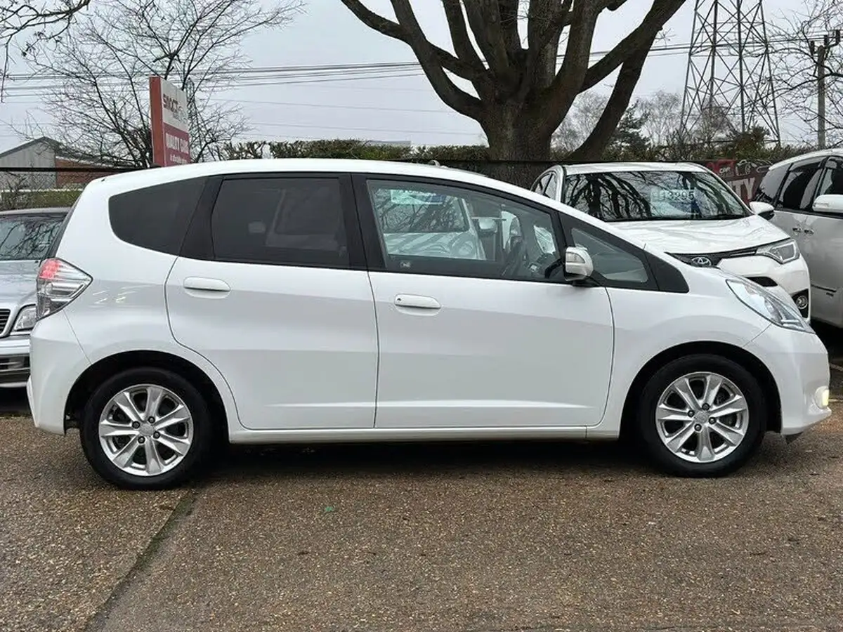 2011-honda-jazz-13-hs-big-3