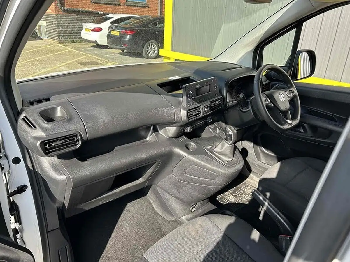 2020-vauxhall-combo-15cdti-sportive-2300-100pseu6dt-l1h1-panel-big-13