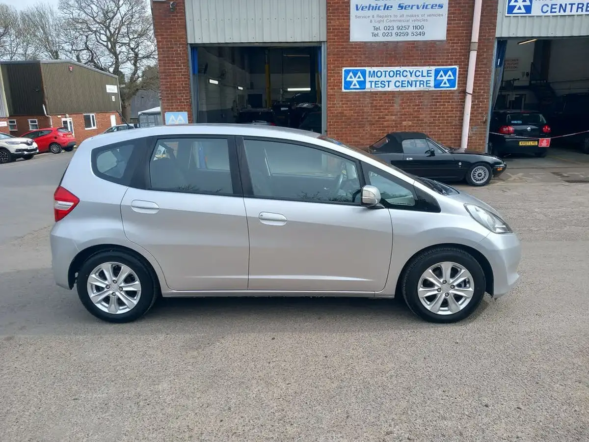 2012-honda-jazz-14-es-big-9