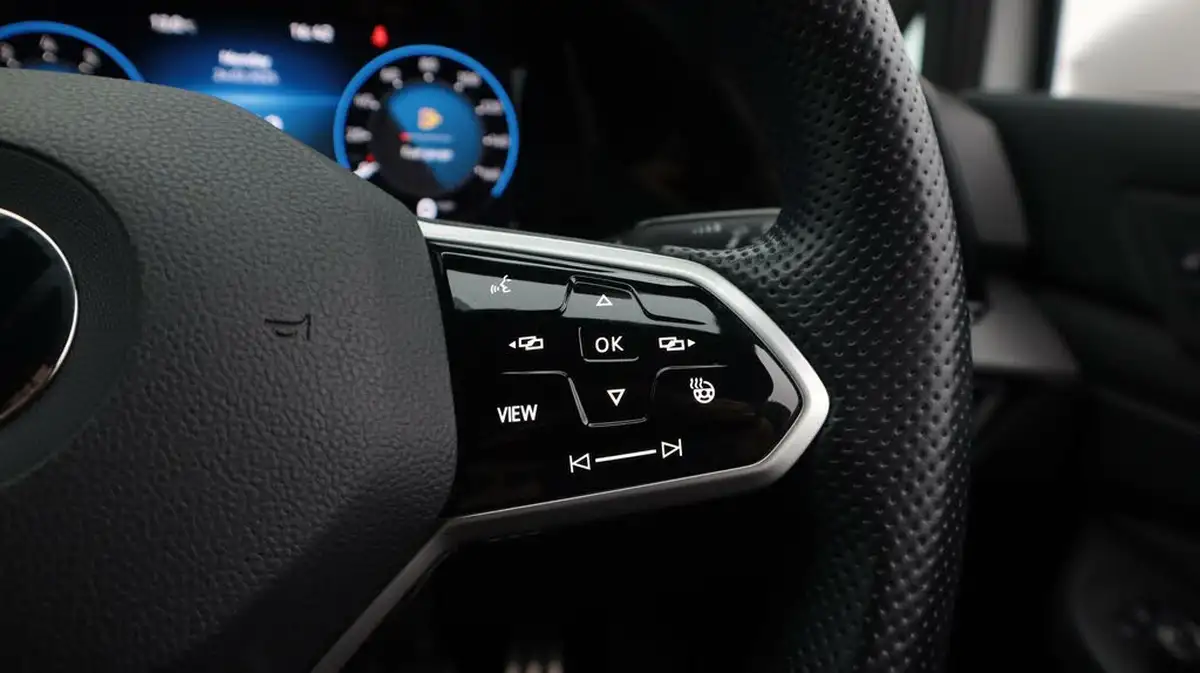 2021-volkswagen-golf-big-25