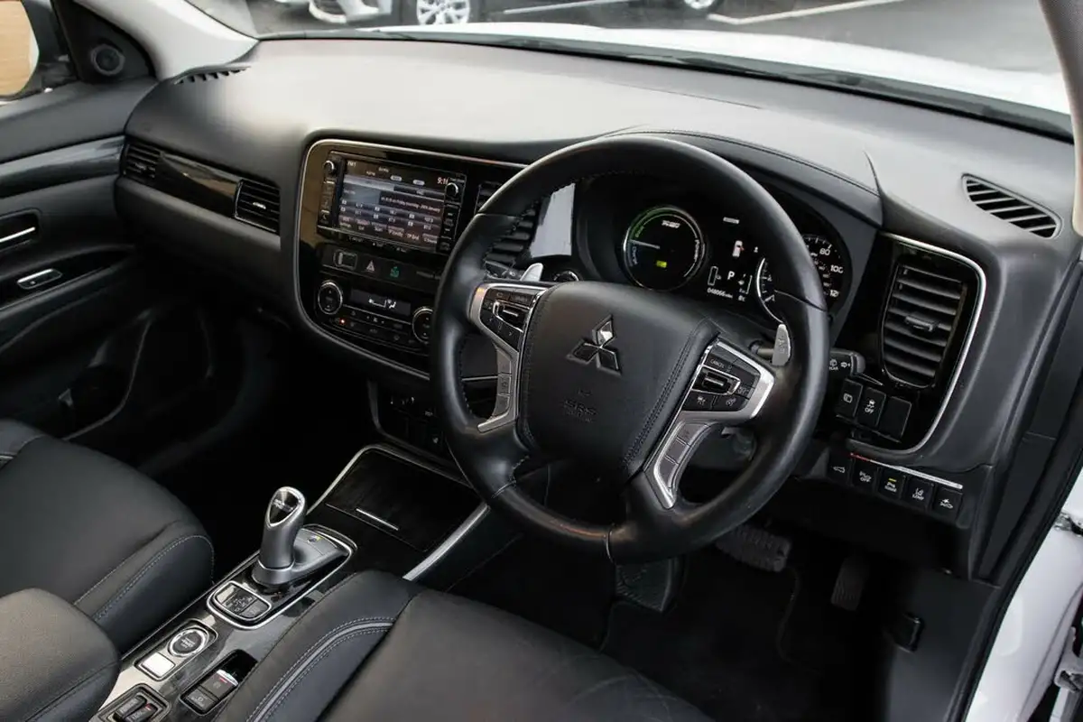 2017-mitsubishi-outlander-20-4hs-phev-5st-big-4