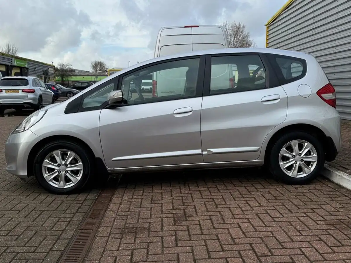 2013-honda-jazz-14-es-cvt-big-13