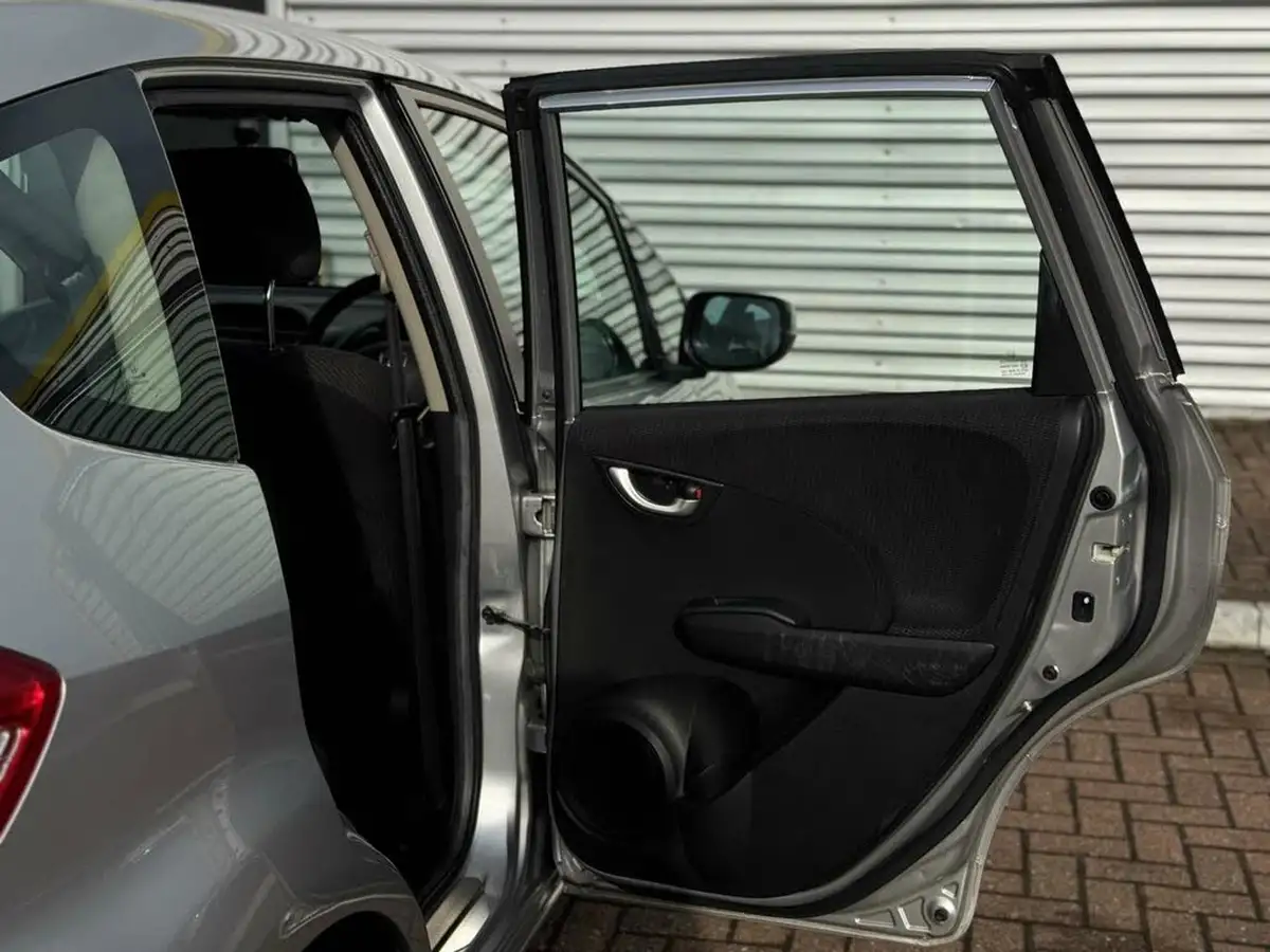 2013-honda-jazz-14-es-cvt-big-37