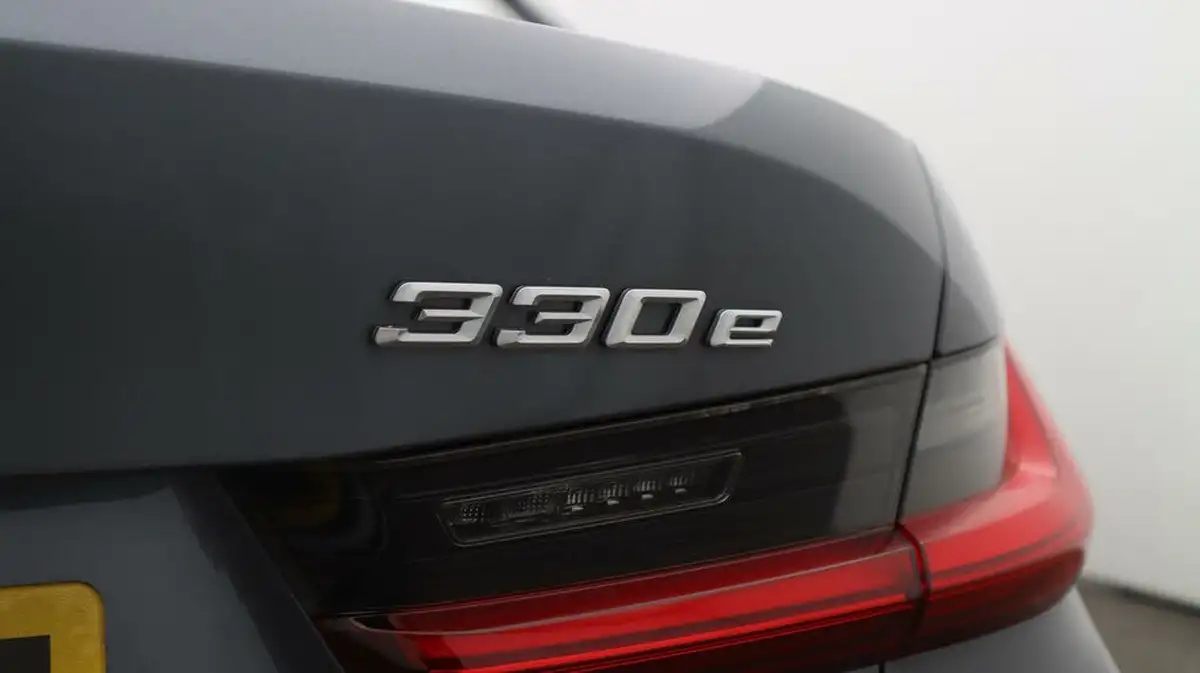 2019-bmw-3-series-20-330e-m-sport-plus-pack-big-21
