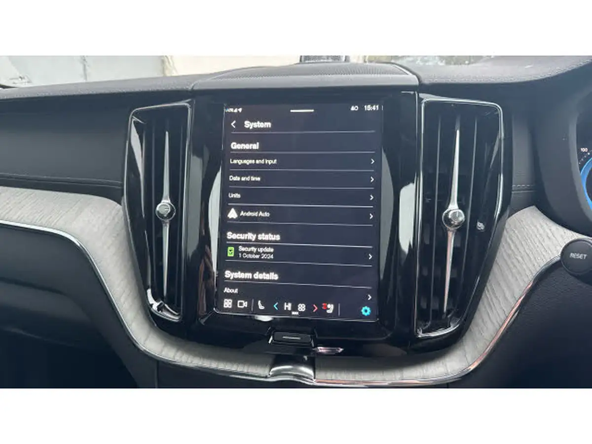 2024-volvo-xc60-20-t8-ultra-dark-big-44