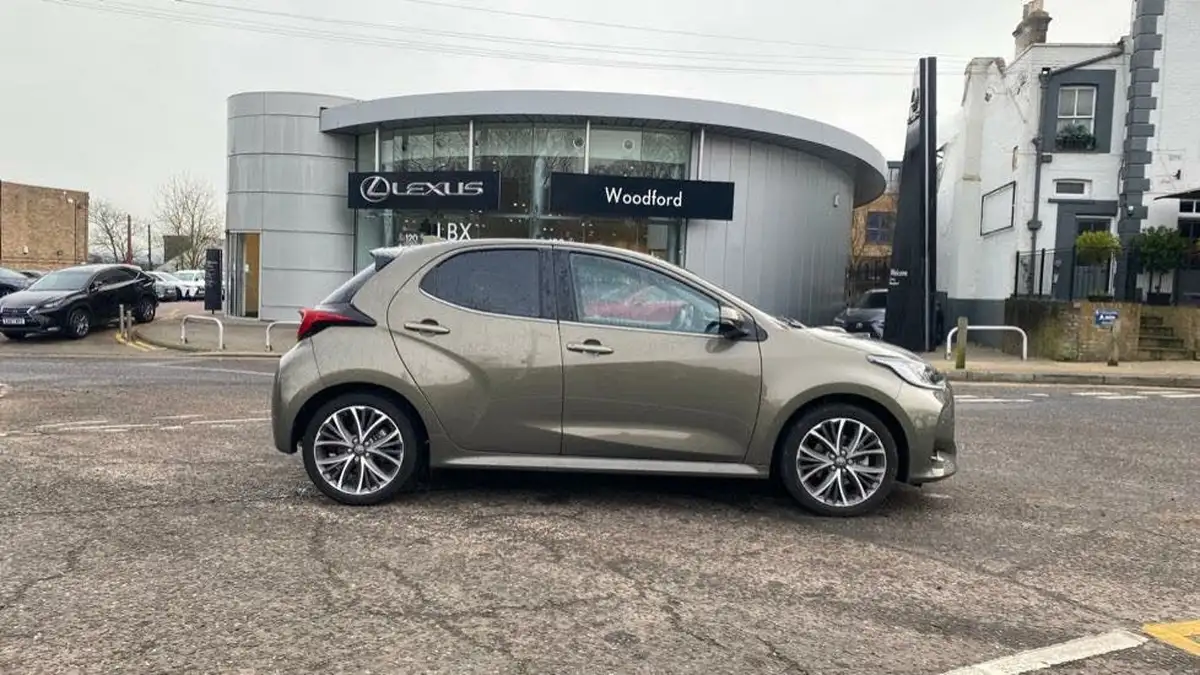 2022-toyota-yaris-cross-15-vvt-i-excel-city-packpan-roof-big-15