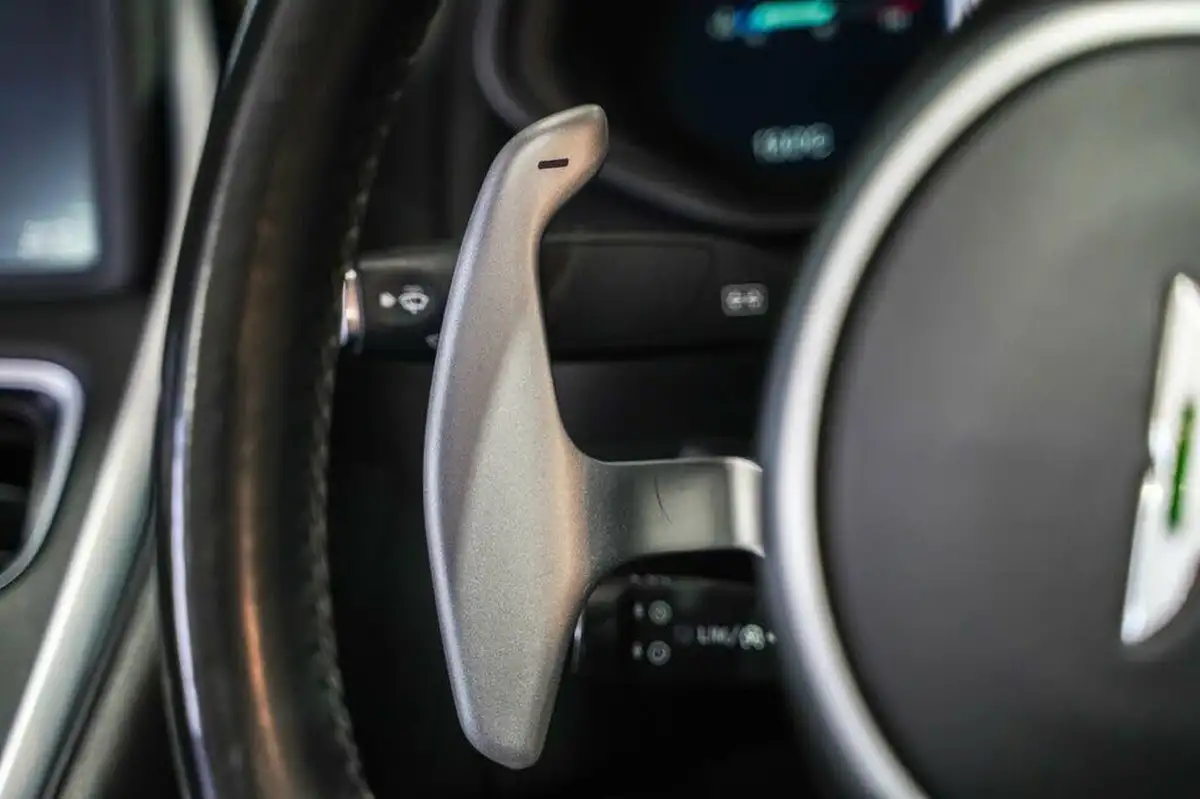 2018-aston-martin-db11-40-v8-big-31