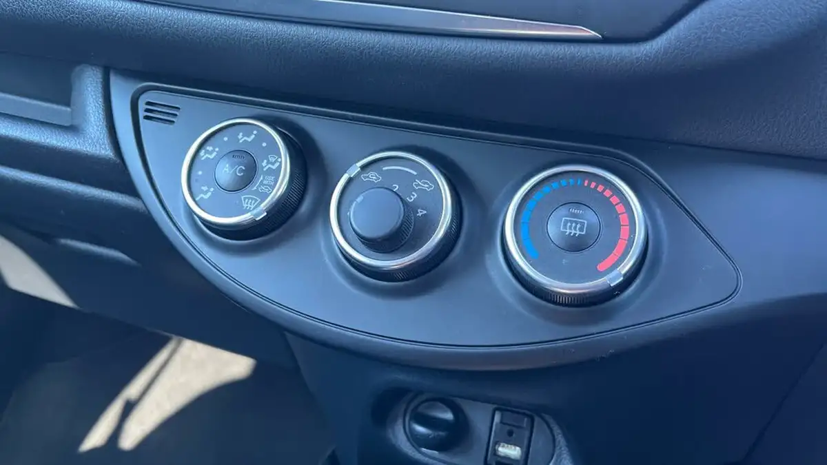 2018-toyota-yaris-15-vvt-i-design-1496cc-big-40
