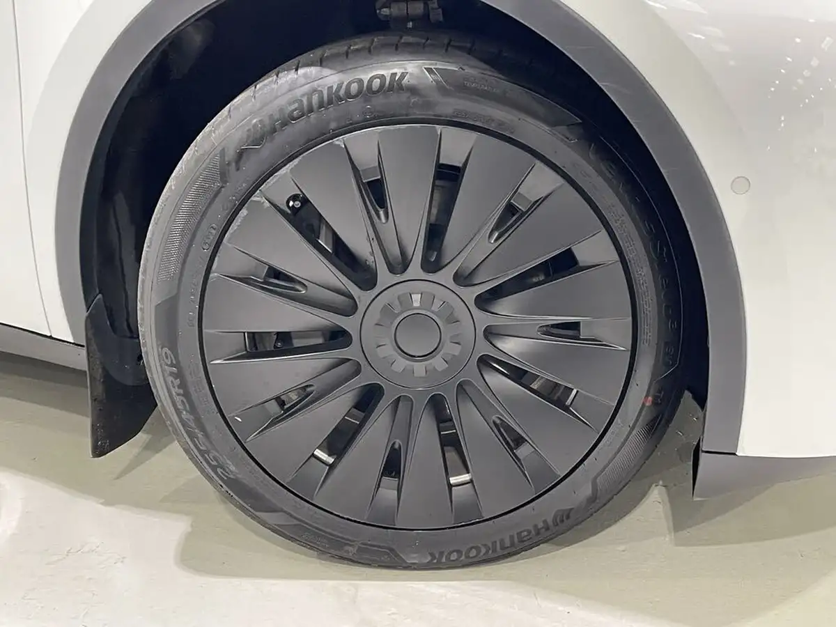 2022-tesla-model-y-e-long-range-big-8