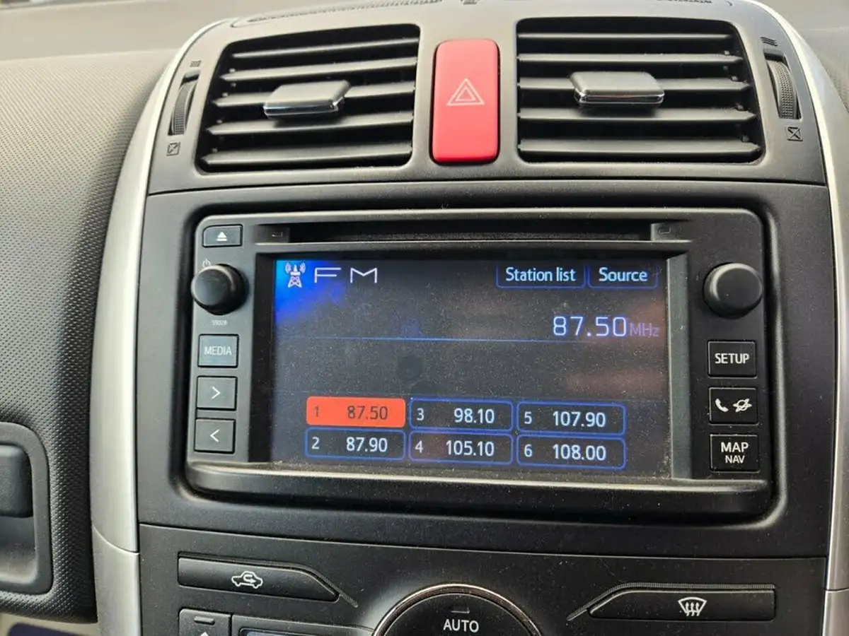 2012-toyota-auris-18-vvt-i-hsd-t-spirit-big-24