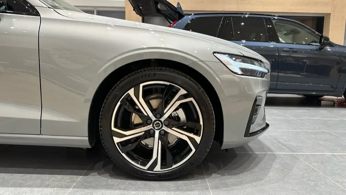 2024-volvo-v60-20-b4-plus-station-wagon-big-15
