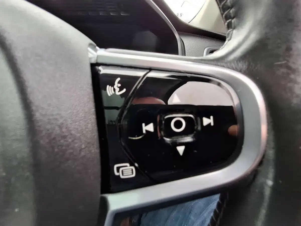 2016-volvo-xc90-20td-momentum-big-28