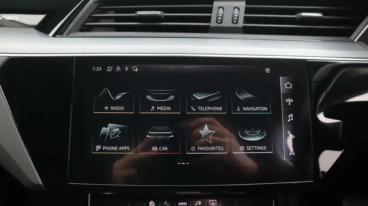2020-audi-e-tron-50e-technik-big-11