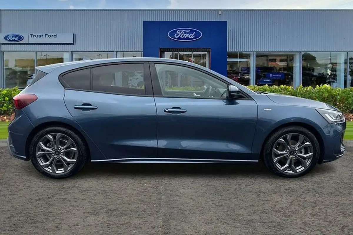 2023-ford-focus-10t-st-line-125ps-hatchback-big-2