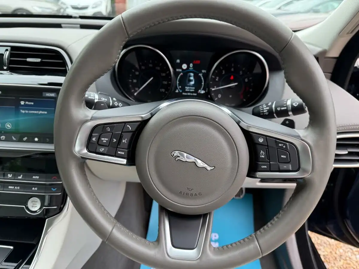 2019-jaguar-xe-20i-portfolio-200ps-big-27