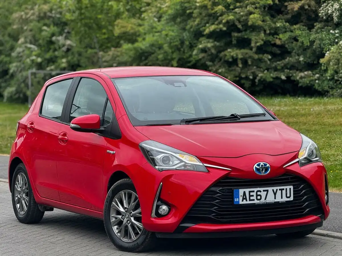 2017-toyota-yaris-15-vvt-i-icon-tech-98bhp-hybrid-1497cc-e-cvt-big-0