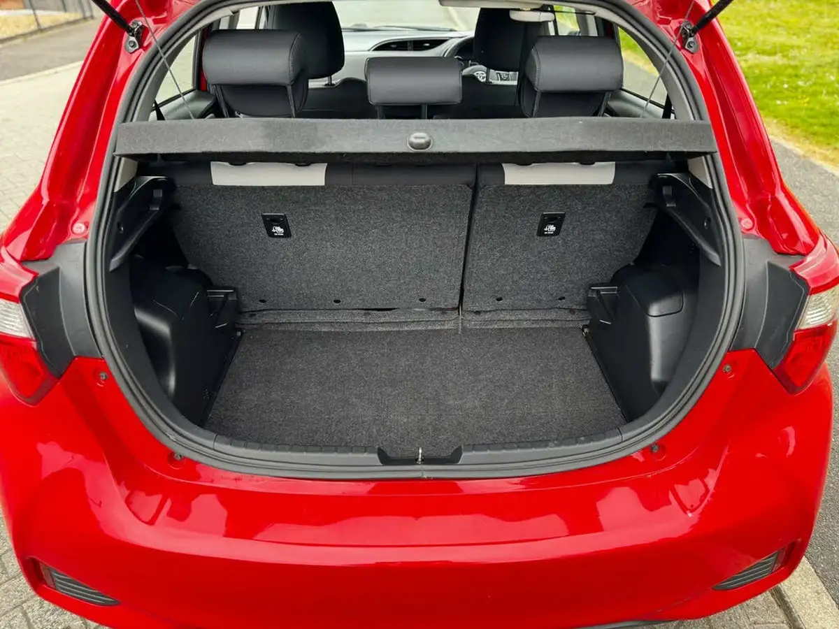 2017-toyota-yaris-15-vvt-i-icon-tech-98bhp-hybrid-1497cc-e-cvt-big-24