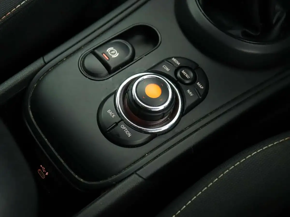 2020-mini-countryman-15-cooper-classic-comfort-big-32