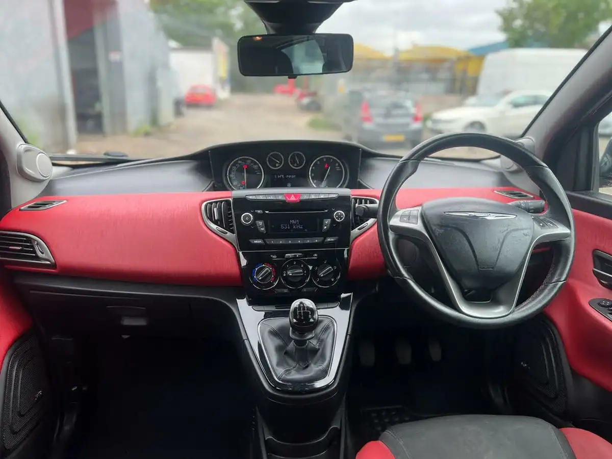2014-chrysler-ypsilon-12-blackred-big-14