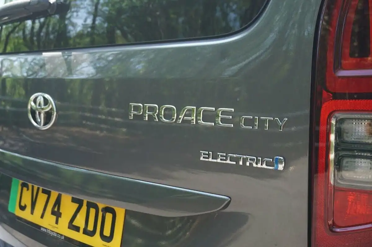 2024-toyota-proace-city-verso-e-shuttle-medium-big-13