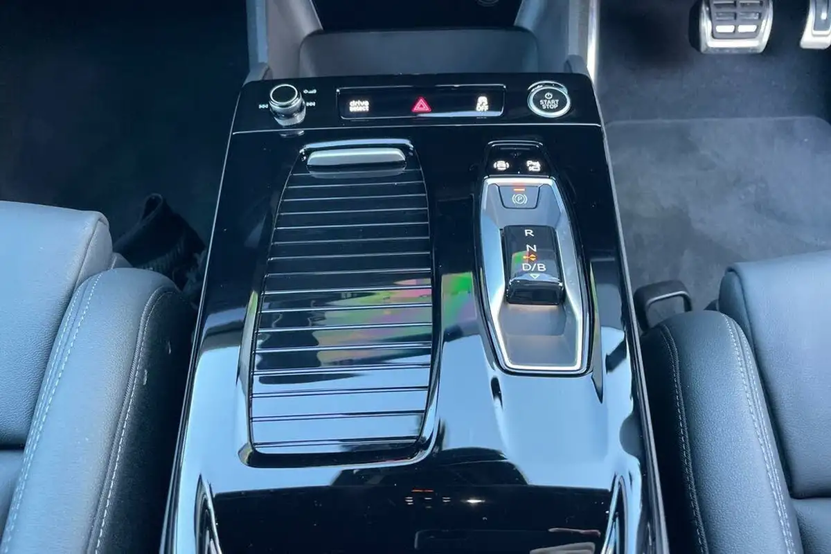 2024-audi-q6-e-tron-big-32