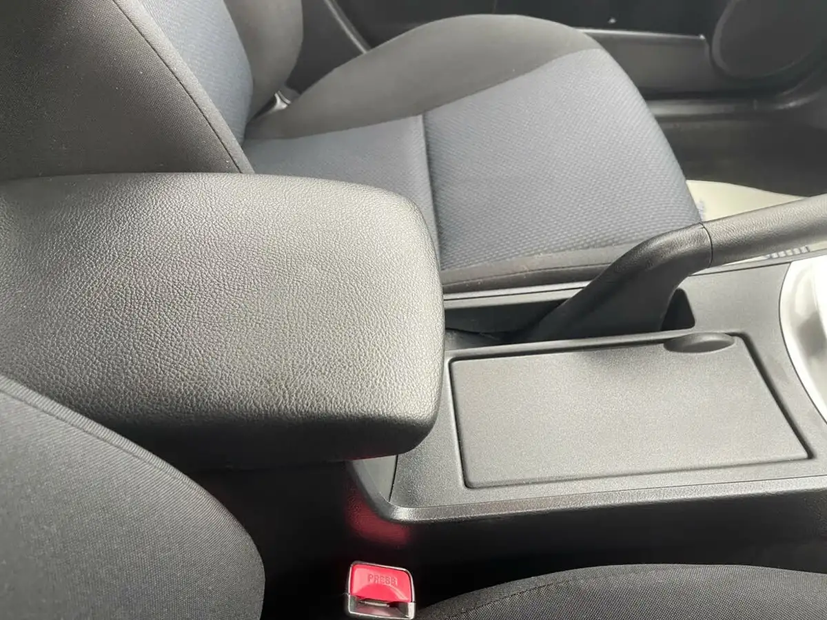 2010-mazda-mazda3-20-ts2-big-31