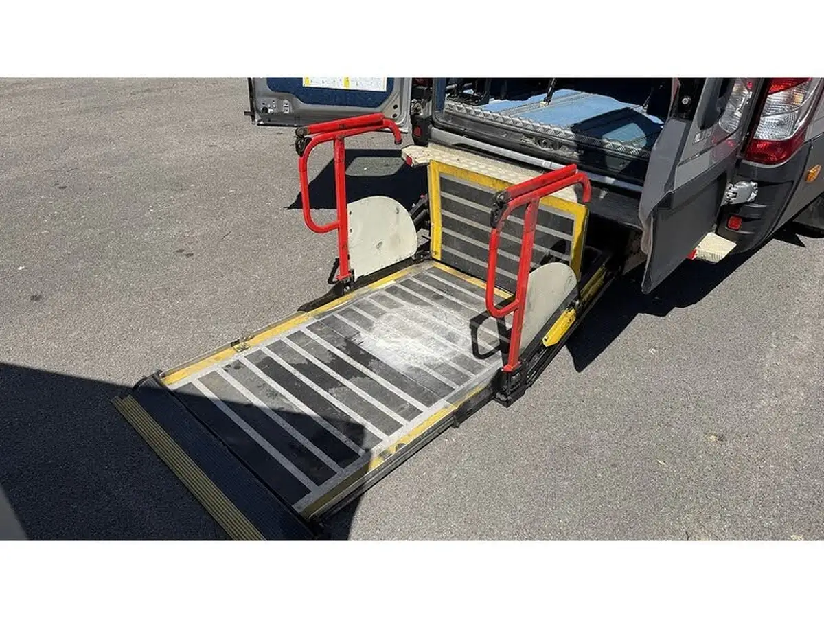 2015-iveco-daily-big-16