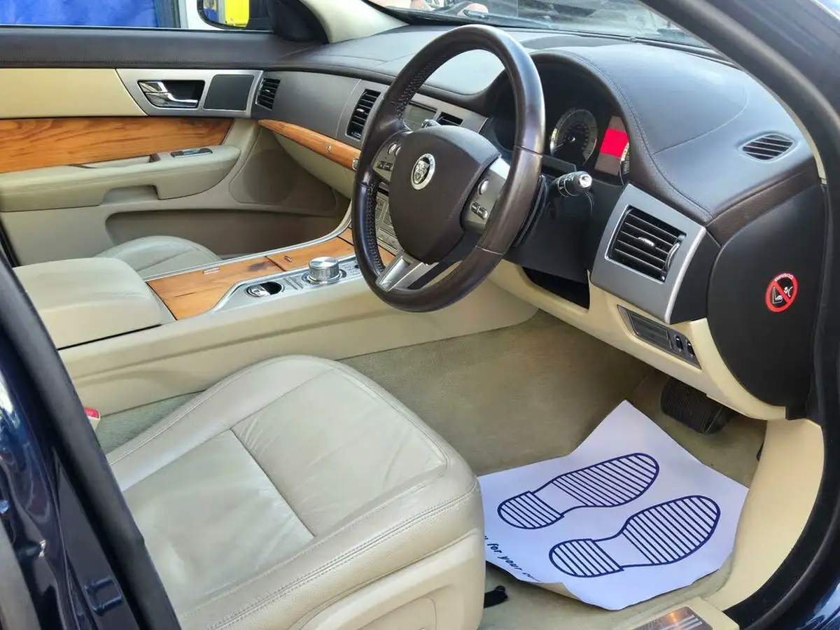 2010-jaguar-xf-30-luxury-big-26