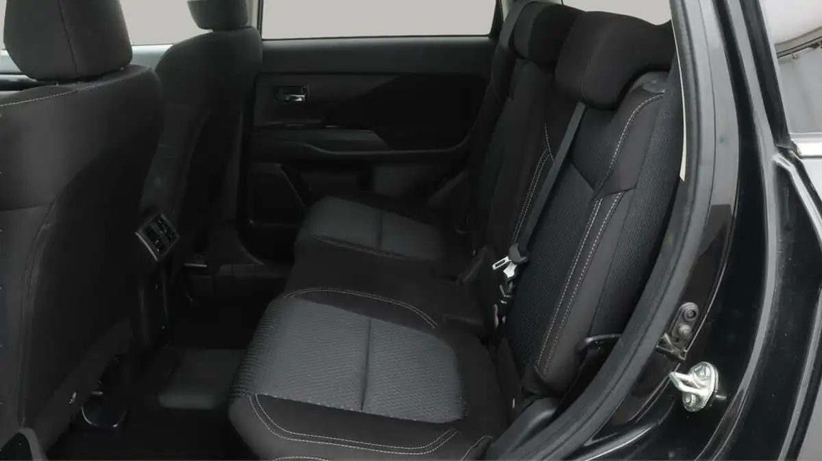2020-mitsubishi-outlander-24-design-phev-big-16