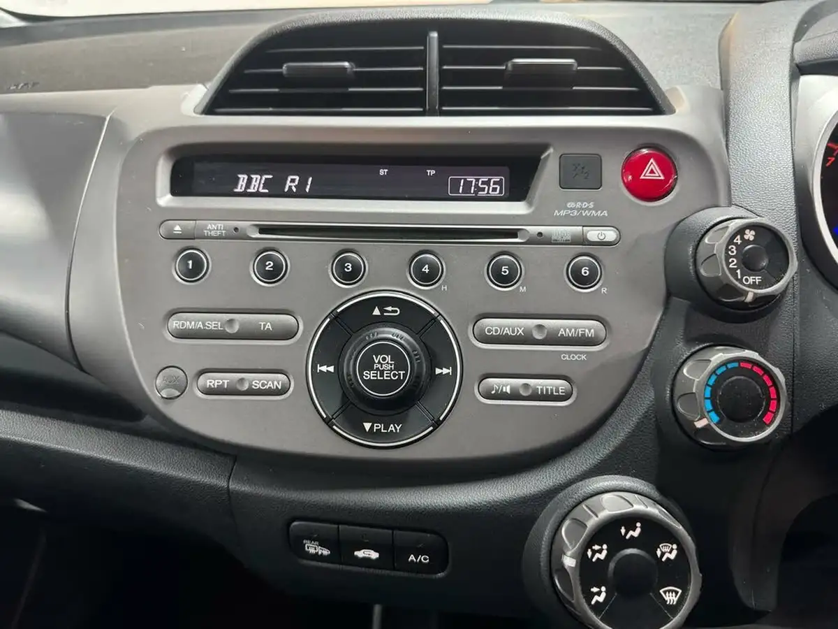 2010-honda-jazz-14-es-big-37