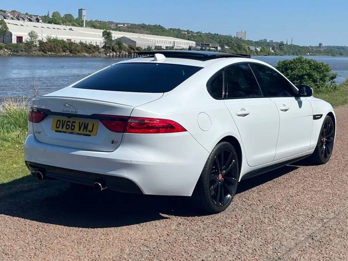 2016-jaguar-xf-30td-s-big-3