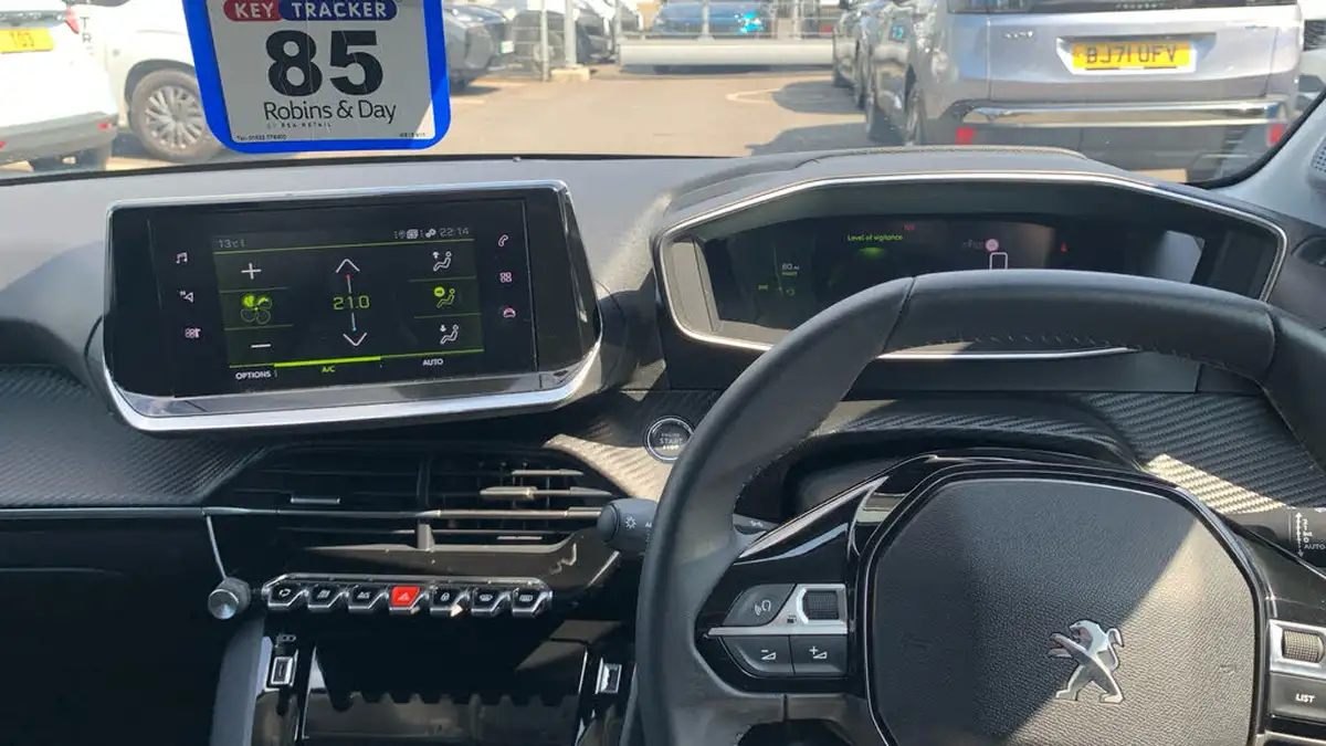2023-peugeot-208-12-puretech-allure-premium-100ps-big-9