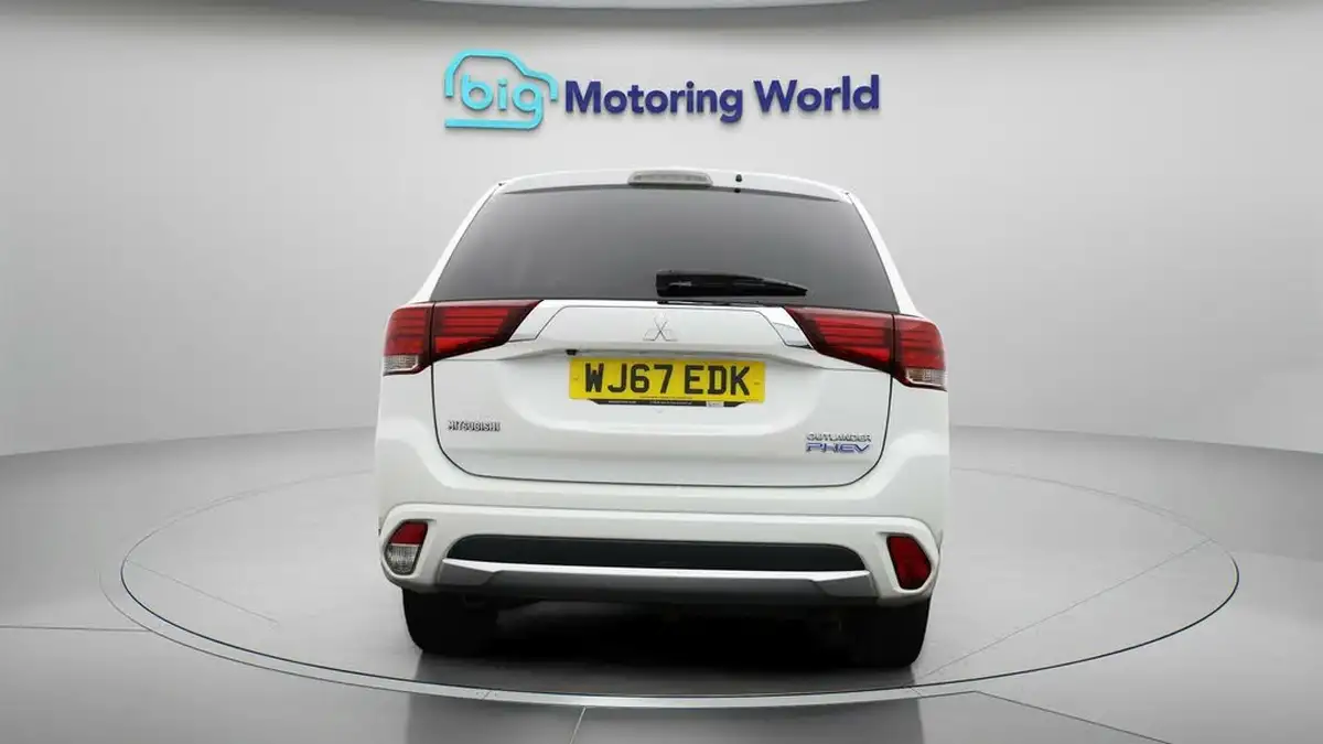 2017-mitsubishi-outlander-20-4h-phev-big-6