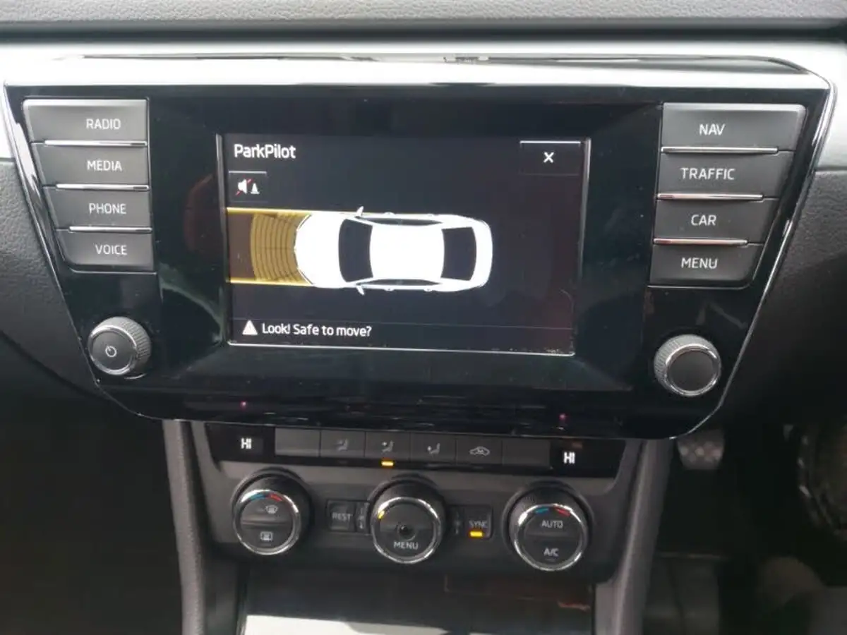 2016-skoda-superb-20tdi-se-business-hatchback-big-13