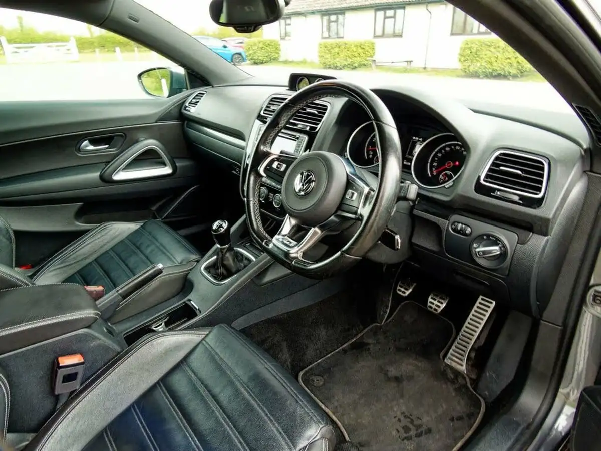 2016-volkswagen-scirocco-20-tsi-r-line-big-33