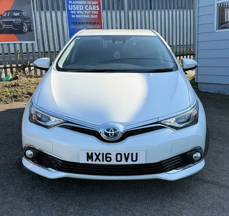2016-toyota-auris-big-7