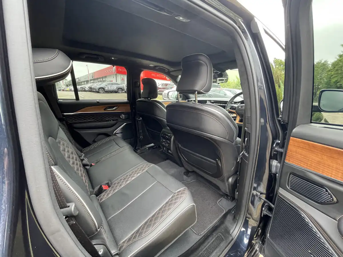2023-jeep-grand-cherokee-20-gme-summit-reserve-big-15
