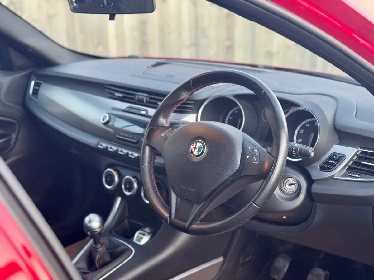 2013-alfa-romeo-giulietta-14-collezione-120bhp-big-16