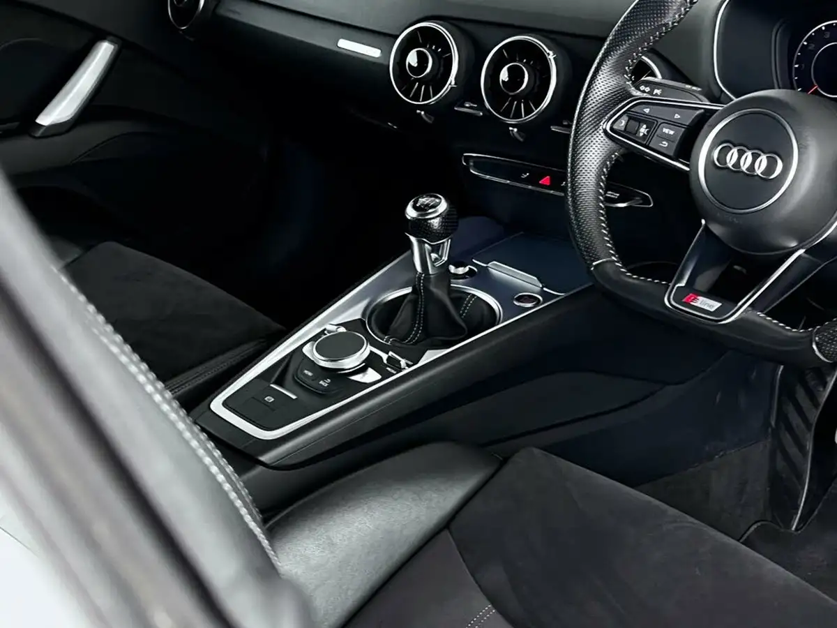 2016-audi-tt-coupe-18-tfsi-s-line-big-32