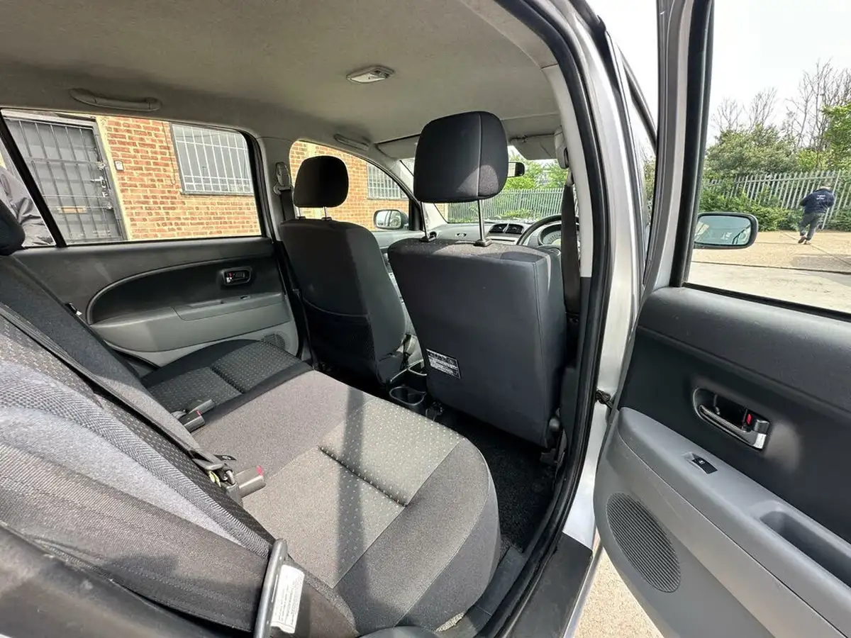 2009-daihatsu-sirion-13-se-big-15