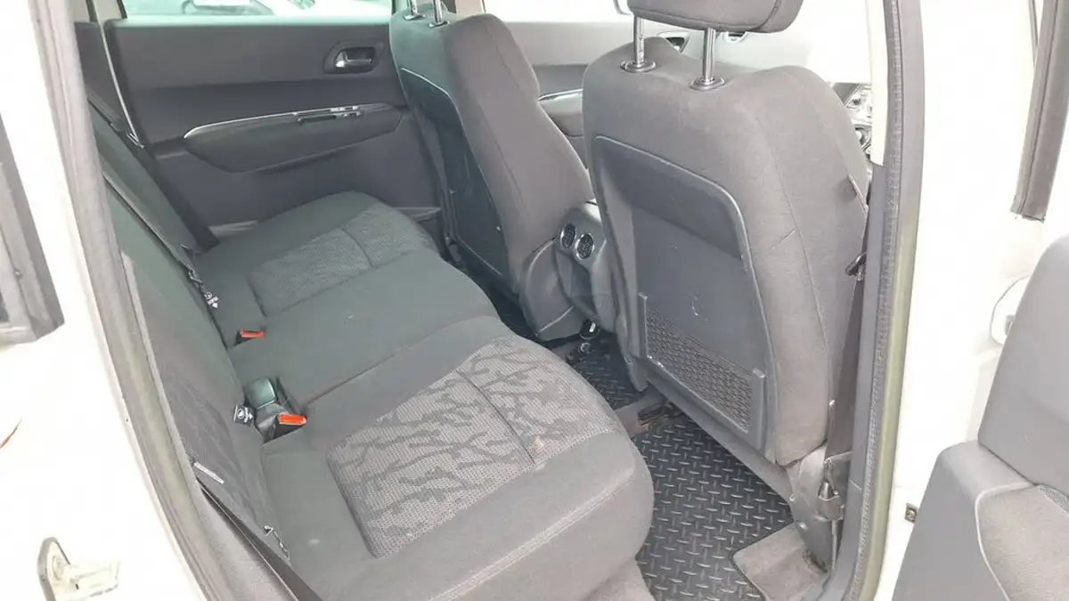 2013-peugeot-3008-crossover-20e-hdi-hybrid4-sr-big-6