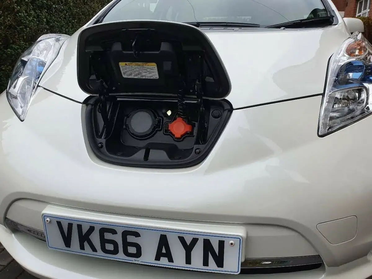 2016-nissan-leaf-e-tekna-30kwh-big-15