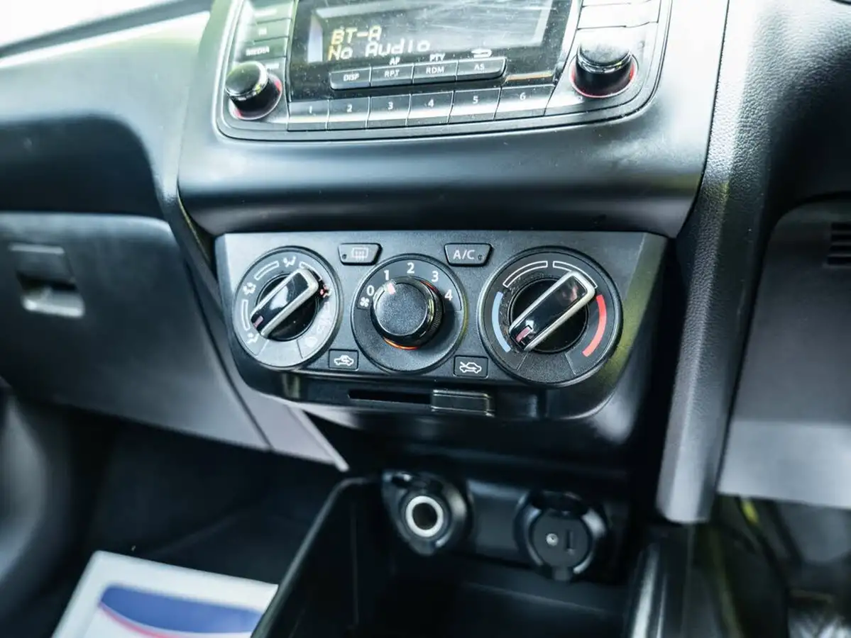 2019-suzuki-swift-12-dualjet-attitude-big-24