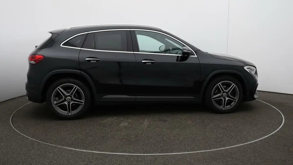 2022-mercedes-benz-gla-class-13-gla-180-amg-line-premium-big-48