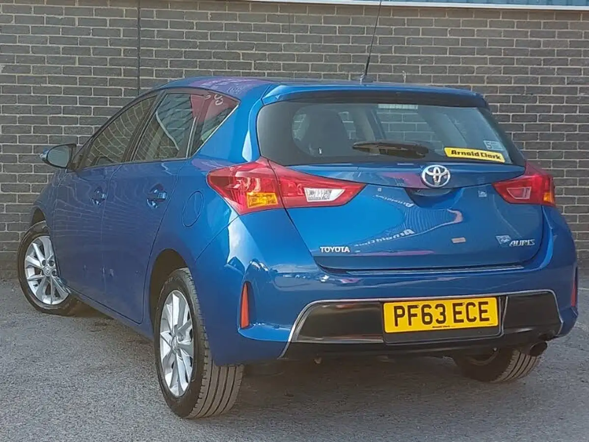 2013-toyota-auris-16-icon-hatchback-big-1