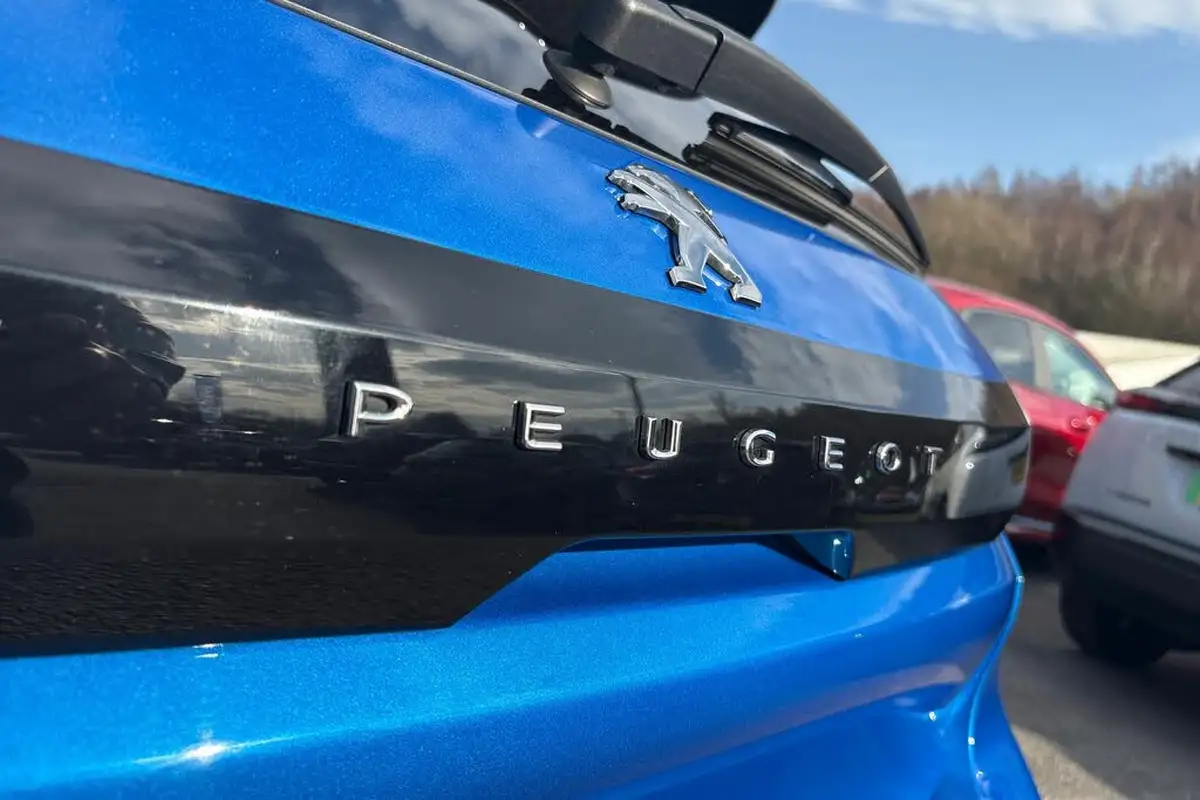 2023-peugeot-208-12-puretech-allure-premium-130ps-eat8-big-31
