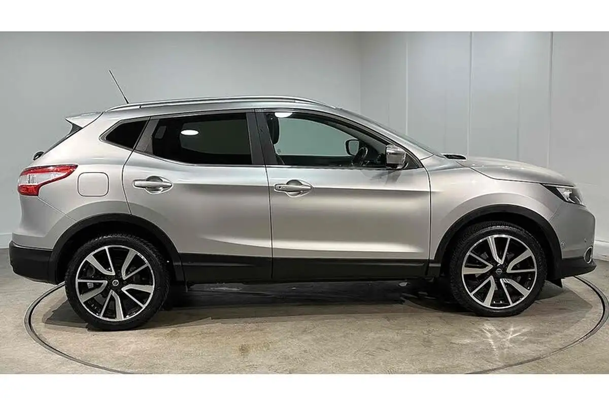 2016-nissan-qashqai-12-dig-t-tekna-xtronic-cvt-big-4