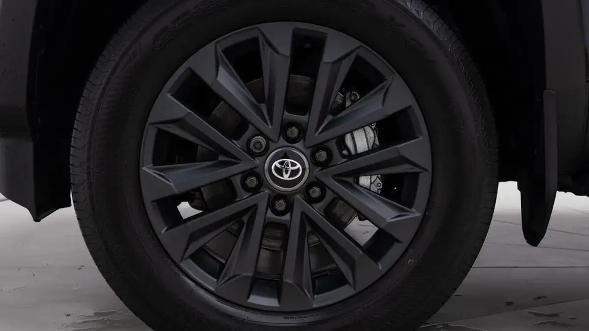 2025-toyota-land-cruiser-28d-4d-invincible-big-6