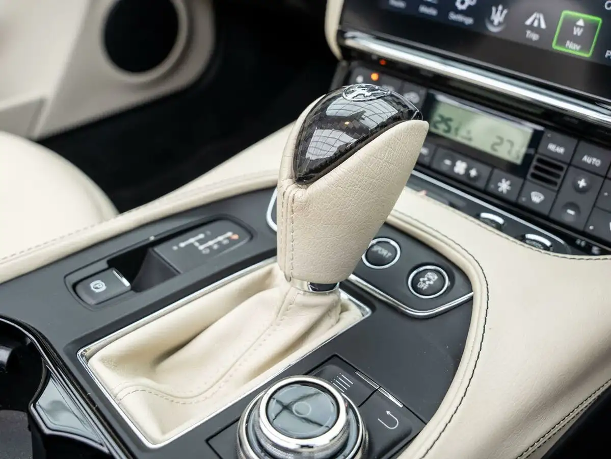 2019-maserati-grancabrio-47-sport-big-13